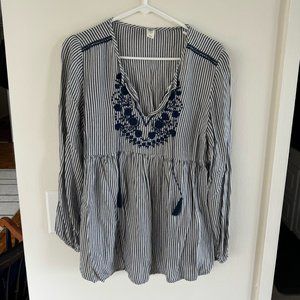 Old Navy Maternity Top. Navy and White. Size Medium.